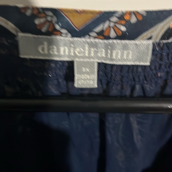 Woman's Top - Picture 2 of 5